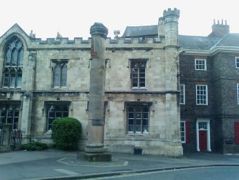 Roman Column, York, © Siobhan Brennan-Raymond, <a href='http://commons.wikimedia.org/wiki/File:Roman_Column_-_geograph.org.uk_-_450591.jpg'target='_new'>Wikimedia Commons</a> Roman York I