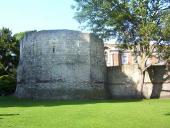 Roman fortifications in Museum gardens, York, © Kaly99, <a href='https://commons.wikimedia.org/wiki/File:Roman_Fortifications_in_Museum_Gardens_York.jpg'target='_new'>Wikimedia Commons</a>