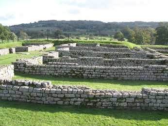 Chesters Roman Fort, © Mike Quinn, <a href='https://commons.wikimedia.org/wiki/File:Barrack_blocks,_Chesters_Fort_%282%29_-_geograph.org.uk_-_1022130.jpg'target='_new'>Wikimedia Commons</a> Culture I